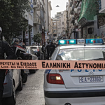 Συναγερμός στην Καλλιθέα: Μπήκε με όπλο τύπου ούζι σε κατάστημα και πυροβόλησε γυναίκα
