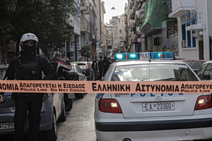 Συναγερμός στην Καλλιθέα: Μπήκε με όπλο τύπου ούζι σε κατάστημα και πυροβόλησε γυναίκα