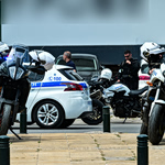 Συναγερμός στην Καλλιθέα: Μπήκε με όπλο τύπου ούζι σε κατάστημα και πυροβόλησε γυναίκα
