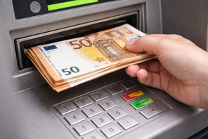 Μπλόκο στις συναλλαγές με μετρητά: Διπλό πρόστιμο για παραβάτες – Τι αλλάζει