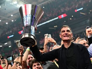 Ολυμπιακός: Στα χέρια των οπαδών ο πρωταθλητής Ευρώπης, Γιώργος Μπαρτζώκας (vid)