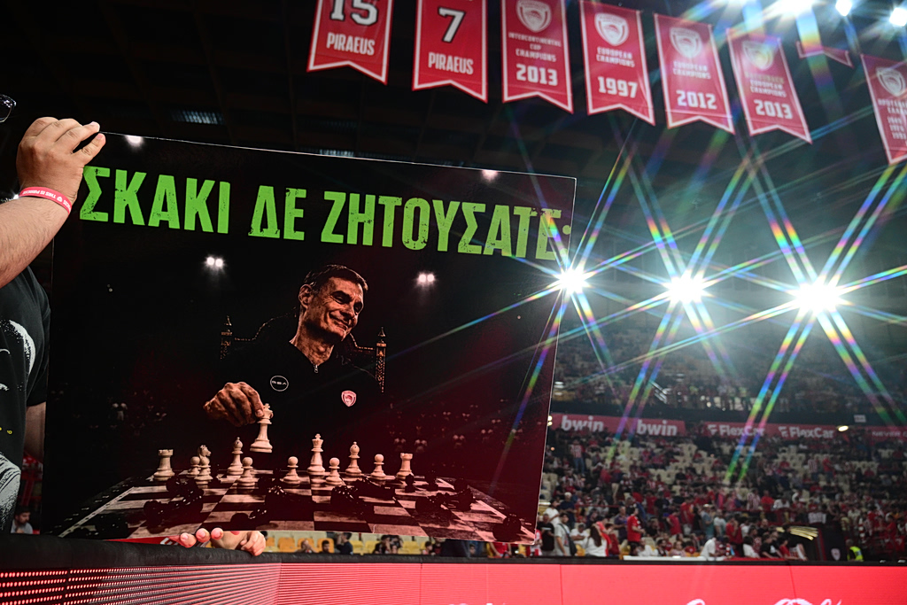 Πλακάτ στο ΣΕΦ για τον… σκακιστή Μπαρτζώκα: «Σκάκι δεν ζητούσατε;» (pics)