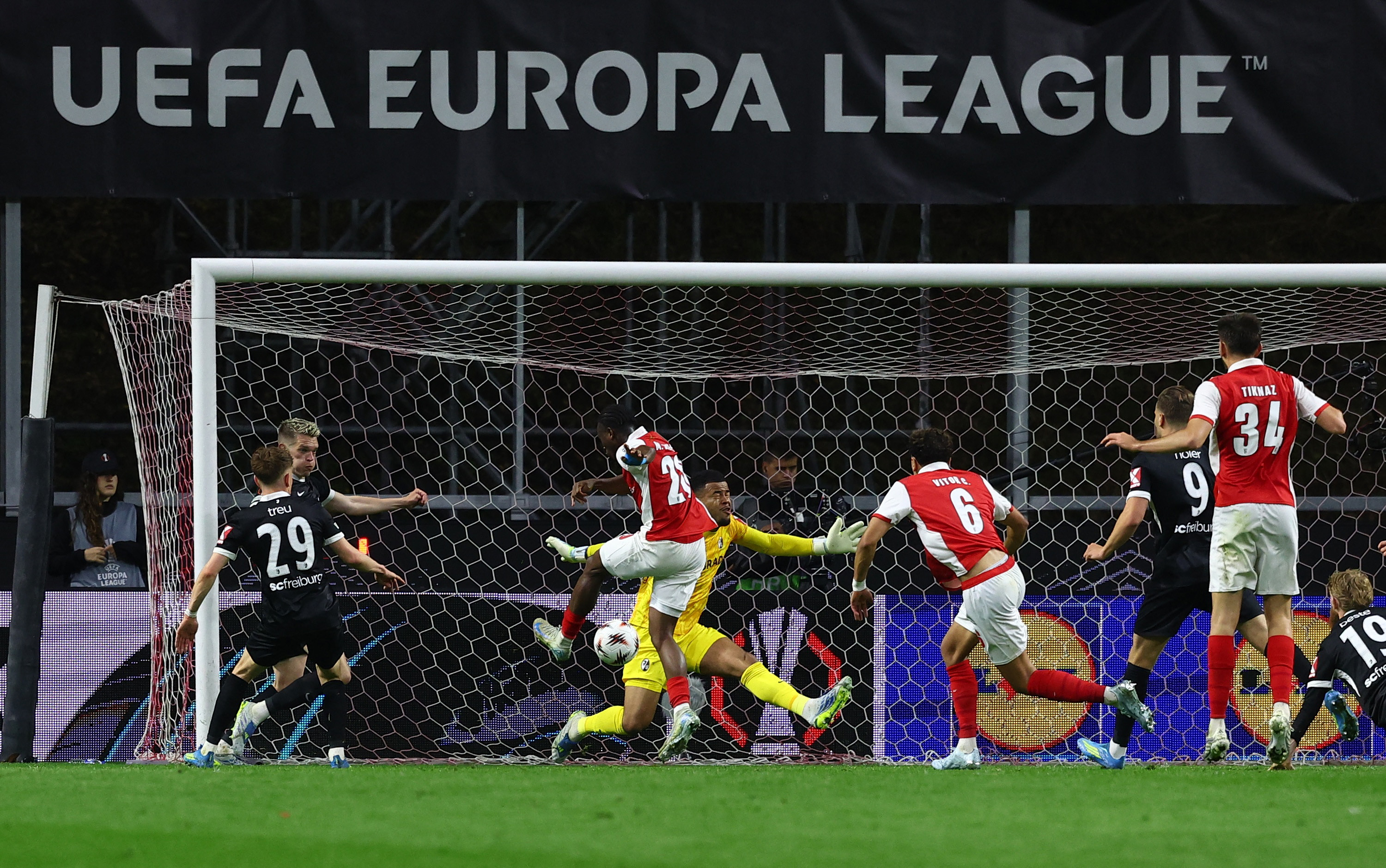 Europa League: &Lambda;ύ&tau;&rho;&omega;&sigma;&eta; &sigma;&tau;&omicron; &phi;&iota;&nu;ά&lambda;&epsilon; &gamma;&iota;&alpha; &tau;&eta; &Mu;&pi;&rho;ά&gamma;&kappa;&alpha;: &laquo;&Chi;&tau;ύ&pi;&eta;&sigma;&epsilon;&raquo; &sigma;&tau;&omicron; 92&rsquo; &kappa;&alpha;&iota; έ&kappa;&alpha;&nu;&epsilon; &beta;ή&mu;&alpha; &tau;&epsilon;&lambda;&iota;&kappa;&omicron;ύ &kappa;ό&nu;&tau;&rho;&alpha; &sigma;&tau;&eta;&nu; &Phi;&rho;ά&iota;&mu;&pi;&omicron;&upsilon;&rho;&gamma;&kappa;