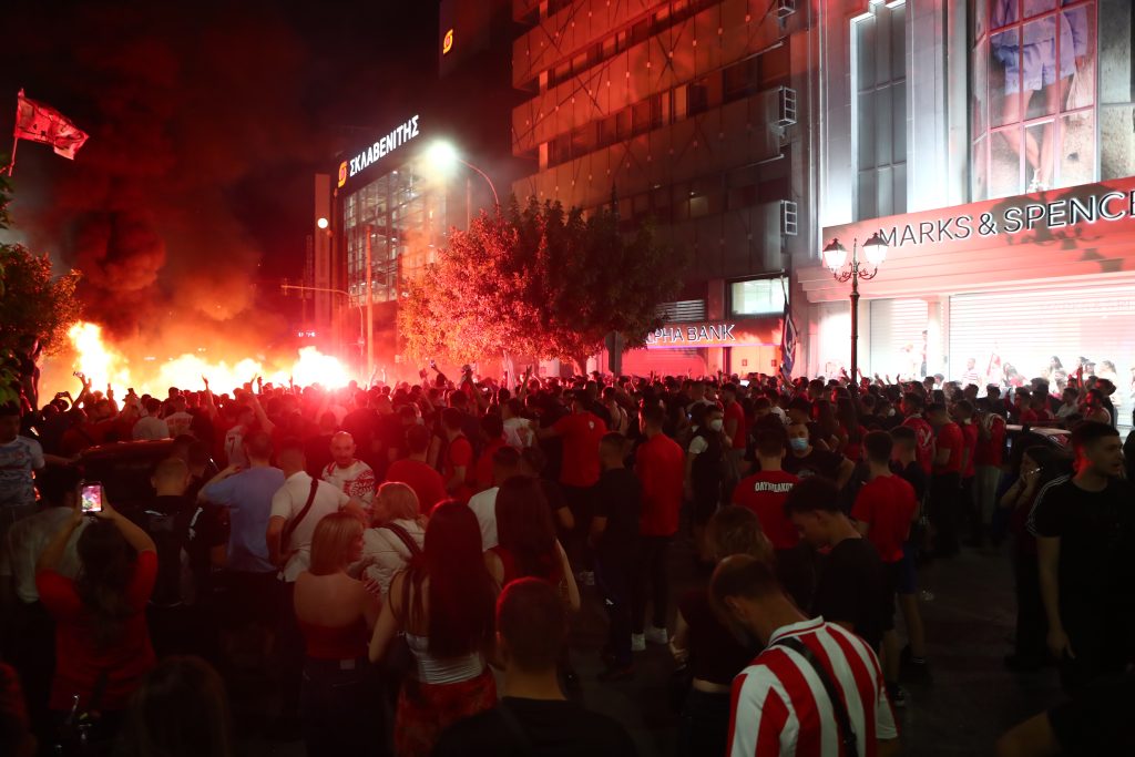 Ολυμπιακός: Ο κόσμος των ερυθρολεύκων βγήκε στους δρόμους και στη Μάνη (vid)