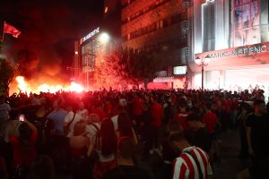 Ολυμπιακός: Ο κόσμος των ερυθρολεύκων βγήκε στους δρόμους και στη Μάνη (vid)
