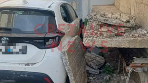 Κρήτη: Μπαλκόνι ξεκόλλησε και έπεσε πάνω σε σταθμευμένο αυτοκίνητο