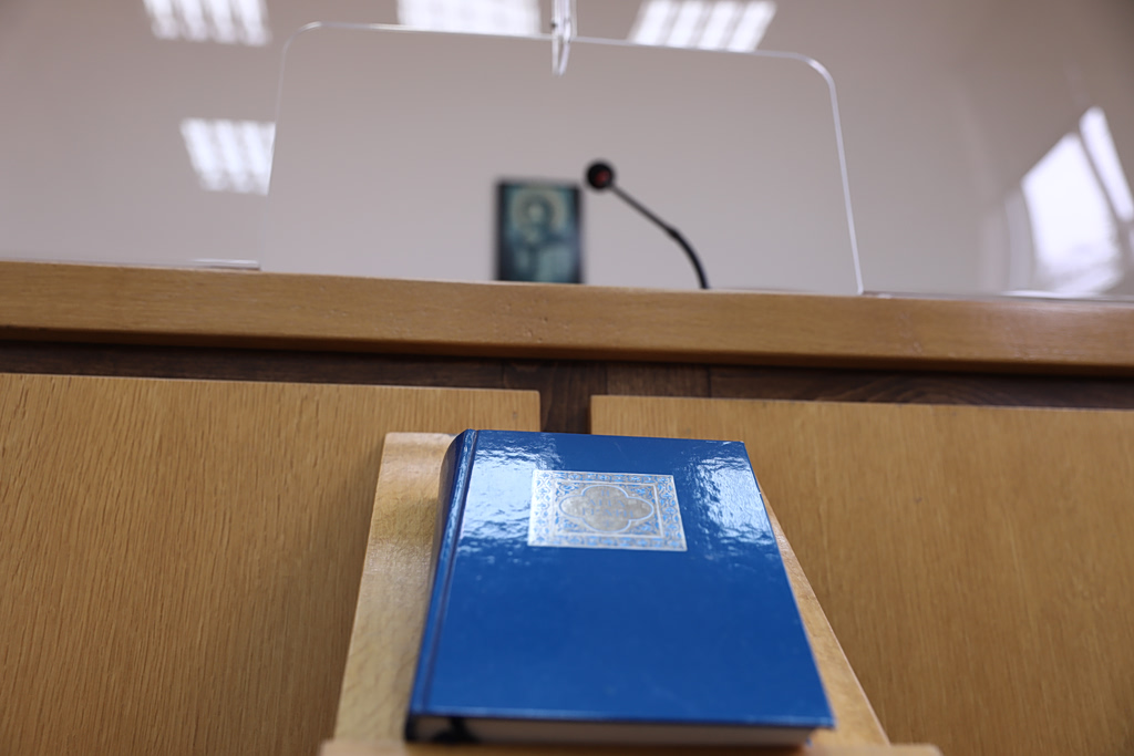Πτώση πολυελαίου στο Πρωτοδικείο Νάουσας: Αλώβητη δικηγόρος