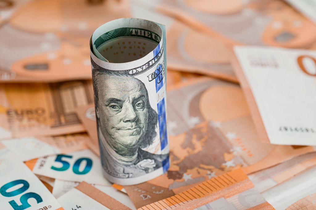 Μικρές απώλειες για ευρώ και στερλίνα στη σκιά του ενισχυμένου δολαρίου