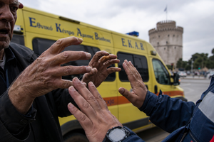 Θεσσαλονίκη: Μεθυσμένος 69χρονος επιτέθηκε σε διασώστες του ΕΚΑΒ στη Νεάπολη