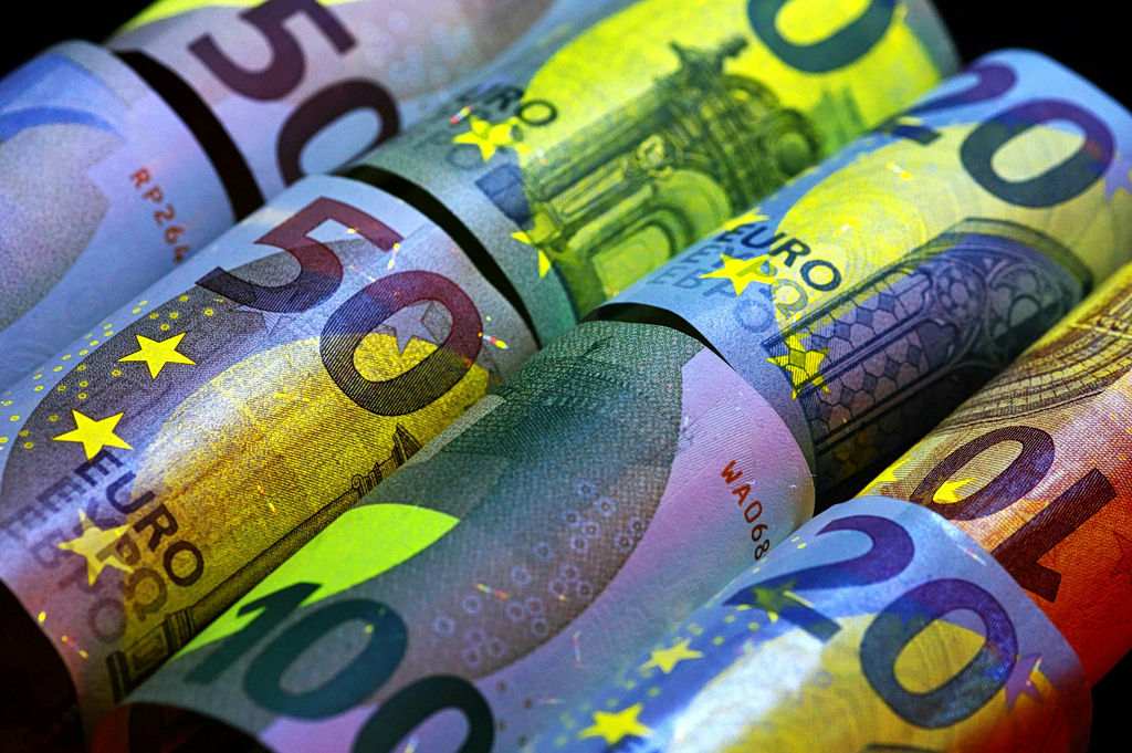 Συνάλλαγμα: Το ευρώ ενισχύεται 0,12%, στα 1,1767 δολάρια