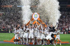 Europa League: Η απονομή του τροπαίου στους στην Άστον Βίλα (vid)