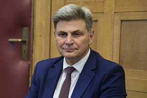 Νίκος Φαραντούρης: Το ΠΑΣΟΚ είναι ο μόνος πόλος που μπορεί να «χτυπήσει» τον Κυριάκο Μητσοτάκη.