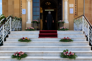 Συγγενείς και φίλοι αποχαιρετούν τη Γωγώ Μαστροκώστα – Στο Ελληνικό η εξόδιος ακολουθία, στο Ευηνοχώρι Μεσολογγίου η ταφή