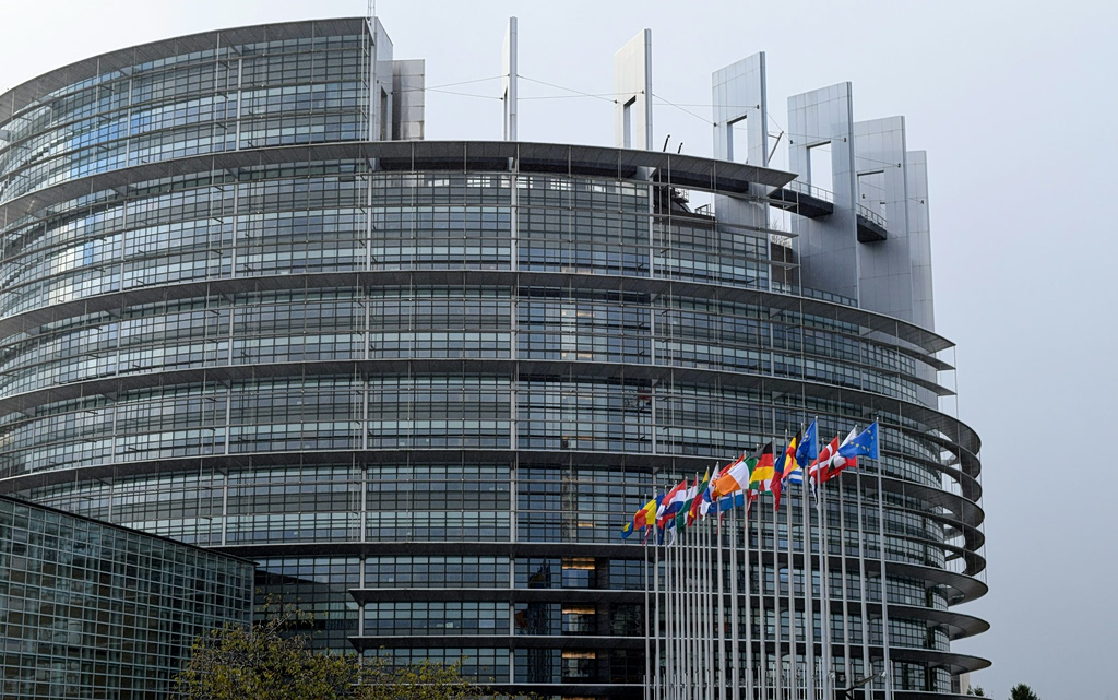 Ευρωκοινοβούλιο: Εγκρίθηκε η απαγόρευση χρήσης AI που παράγει ψεύτικες σεξουαλικές εικόνες