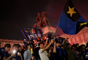 Πλημμύρισε το Μιλάνο από τους οπαδούς της Ίντερ για την κατάκτηση του 21ου πρωταθλήματος (pics, vids)