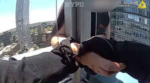 Νέα Υόρκη: Αστυνομικοί σώζουν νεαρή γυναίκα που ετοιμαζόταν να πέσει από ουρανοξύστη