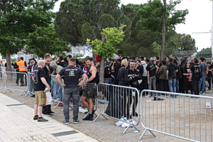 Συναυλία Iron Maiden: Άνοιξαν οι πύλες στο ΟΑΚΑ – Μπήκαν μέσα τρέχοντας οι fans που ειχαν σχηματίσει ουρές από νωρίς