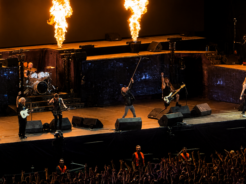 Στην σκηνή του ΟΑΚΑ οι Iron Maiden – Πάνω από 50.000 θαυμαστές παραληρούν στη συναυλία του θρυλικού συγκροτήματος