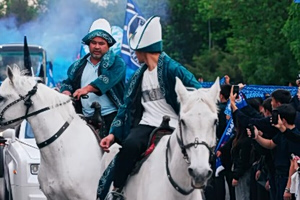 Απίστευτα πράγματα με οπαδούς στο Καζακστάν να φτάνουν στο γήπεδο με… άλογα (vid)