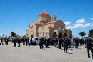 Τροχαίο στη Ρόδο: Θρήνος στην κηδεία μητέρας και κόρης – Ελεύθερος με όρους ο 44χρονος, τι δείχνει η έκθεση