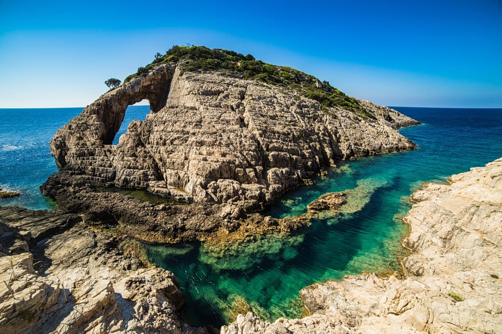 Επιχείρηση απεγκλωβισμού τουριστών από το Κορακονήσι Ζακύνθου – Τραυματίστηκε μία 46χρονη