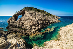 Επιχείρηση απεγκλωβισμού τουριστών από το Κορακονήσι Ζακύνθου – Τραυματίστηκε μία 46χρονη