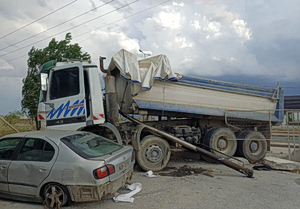 Σοβαρό τροχαίο στη Λάρισα: Φορτηγό ξήλωσε μεταλλική γέφυρα και έπεσε σε μάντρα – Ένας τραυματίας (pics)