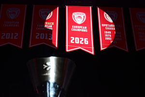 Ολυμπιακός: Το λάβαρο της 4ης EuroLeague στον ουρανό του ΣΕΦ (vid, pic)