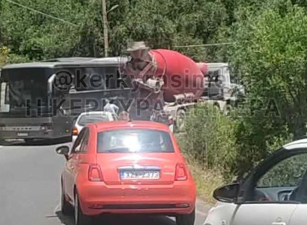 Πανικός στην Κέρκυρα: Τουριστικό λεωφορείο συγκρούστηκε με μπετονιέρα