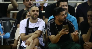 Στο Final Four και ο δημοφιλής καλλιτέχνης, ΛΕΞ – Έμεινε άναυδος με τους φίλους του Ολυμπιακού