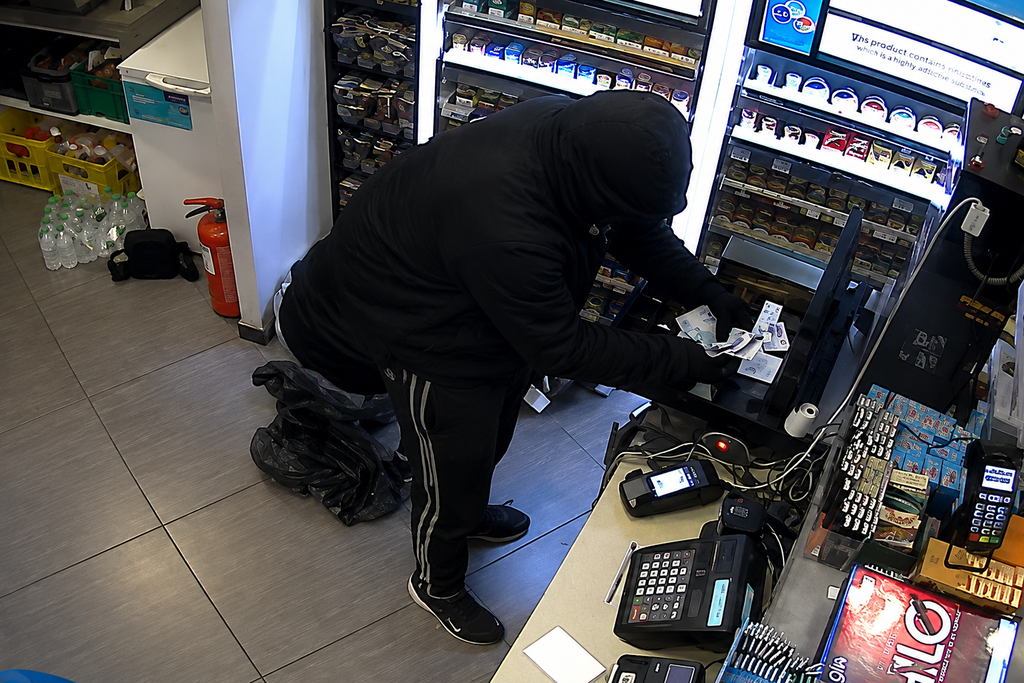 Θεσσαλονίκη: Βίντεο ντοκουμέντο από ένοπλη ληστεία σε ψιλικατζίδικο στην Τριανδρία | Επικαιρότητα στο PlusTV.gr