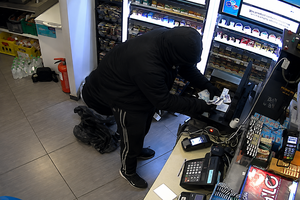 Θεσσαλονίκη: Βίντεο ντοκουμέντο από ένοπλη ληστεία σε ψιλικατζίδικο στην Τριανδρία