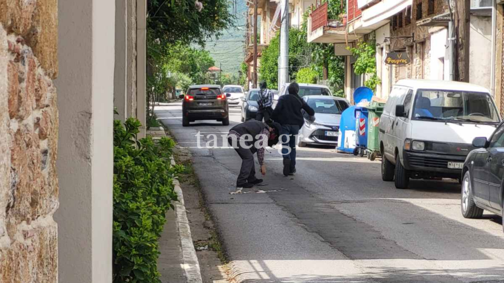 Φθιώτιδα – Ληστεία με καλάσνικοφ σε τράπεζα: Η στιγμή της διαφυγής των δραστών – Τους έπεσαν τα χρήματα ενώ έτρεχαν