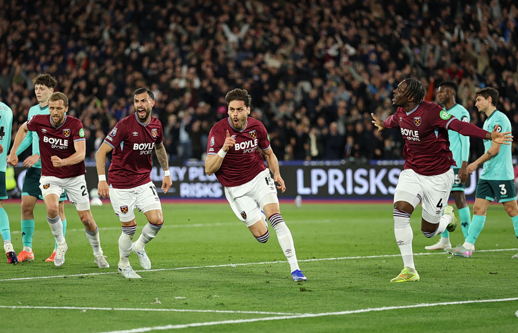 Premier League: Υποψήφιος για παίκτης του μήνα ο Μαυροπάνος