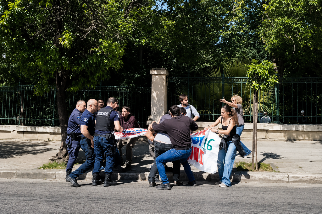 Φοιτητές έξω από το Μέγαρο Μαξίμου για το άρθρο 16 – Μικρή ένταση με την αστυνομία