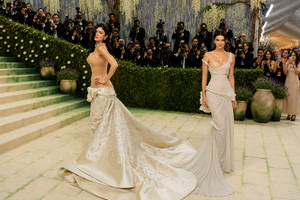 Met Gala 2026: Η Kendall Jenner ως σύγχρονη Νίκη της Σαμοθράκης – Η Kylie Jener έμοιαζε με την Αφροδίτη της Μήλου