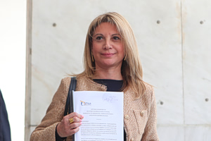 Μ. Καρυστιανού: Κατέθεσε την ιδρυτική διακήρυξη του κόμματος – «Μέχρι την τελευταία μου ανάσα, θα είμαι η μητέρα της αδικοχαμένης Μάρθης»