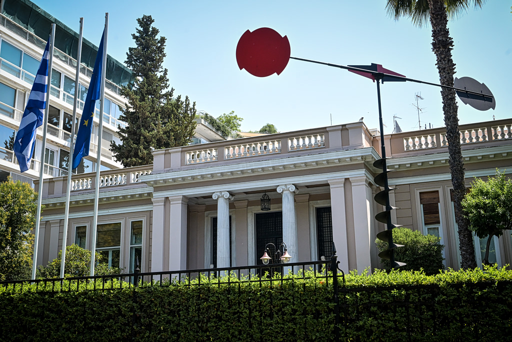 Εκλογολογία και δελφινολογία στην εσωκομματική «κουζίνα» της ΝΔ – Το Μαξίμου επιχειρεί να την «σβήσει»