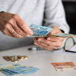 Συνταξιούχοι: Οι έξι κατηγορίες που πάνε ταμείο, τα ποσά και οι δικαιούχοι – Παραδείγματα