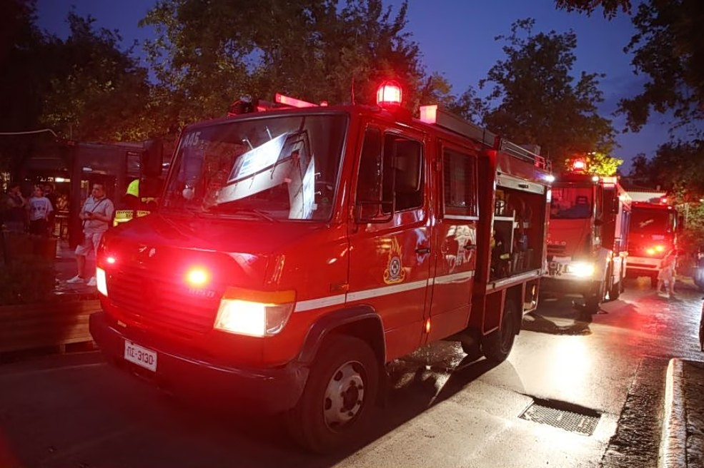 Συναγερμός στη Νέα Μάκρη: Φωτιά σε υπόγειο σπιτιού – Ισχυρές δυνάμεις της Πυροσβεστικής στο σημείο