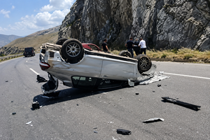 Τρομακτικό τροχαίο με ανατροπή αυτοκινήτου στον ΒΟΑΚ – Περαστικοί οδηγοί έσπευσαν αν βοηθήσουν (video)