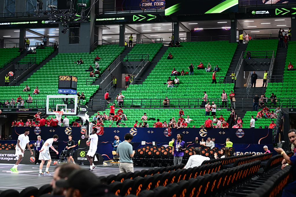 «Καμίνι» θα είναι το T-Center στον τελικό της EuroLeague – Από νωρίς στις εξέδρες οι φίλοι του Ολυμπιακού (pics)