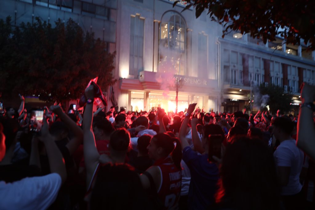 Οι πανηγυρισμοί των φιλάθλων του Ολυμπιακού στον Πειραιά για την πρόκριση στον τελικό της EuroLeague (vid)