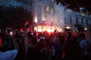 Οι πανηγυρισμοί των φιλάθλων του Ολυμπιακού στον Πειραιά για την πρόκριση στον τελικό της EuroLeague (vid)