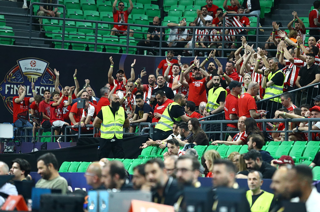 «Ζεσταίνονται» οι οπαδοί του Ολυμπιακού στο T-Center (vid)