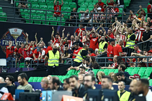 «Ζεσταίνονται» οι οπαδοί του Ολυμπιακού στο T-Center (vid)