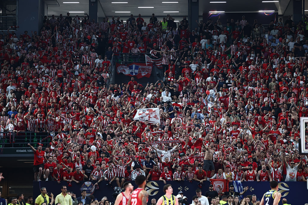 Ολυμπιακός: Η «ερυθρόλευκη» ατμόσφαιρα στο Final Four μάγεψε ομάδα Κ18 από την Αμερική