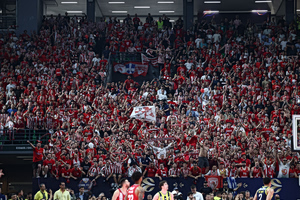 Ολυμπιακός: Η «ερυθρόλευκη» ατμόσφαιρα στο Final Four μάγεψε ομάδα Κ18 από την Αμερική