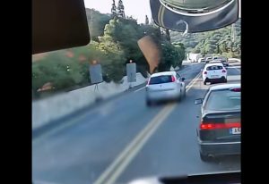 Βίντεο σοκ: Οδηγός παραβιάζει διπλή διαχωριστική λωρίδα και προσπερνά οκτώ αυτοκίνητα στη σειρά πάνω σε στροφή