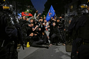 Χάος στο Παρίσι μετά την πρόκριση της Παρί Σεν Ζερμέν: 127 συλλήψεις και 23 τραυματίες στους δρόμους της γαλλικής πρωτεύσουσας (vid)